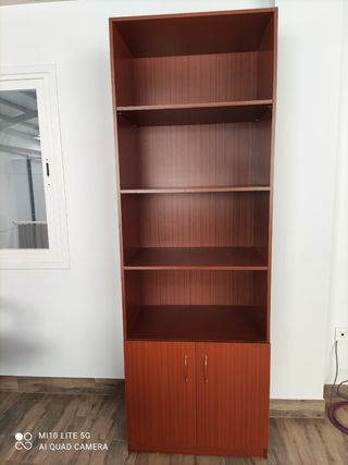 3 tavoli da ufficio e 2 armadi 3 poltrone girevoli