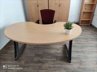 3 tavoli da ufficio e 2 armadi 3 poltrone girevoli