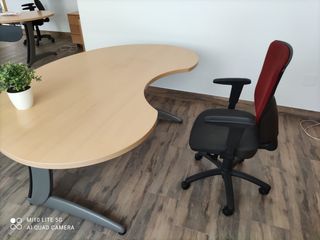 3 tavoli da ufficio e 2 armadi 3 poltrone girevoli