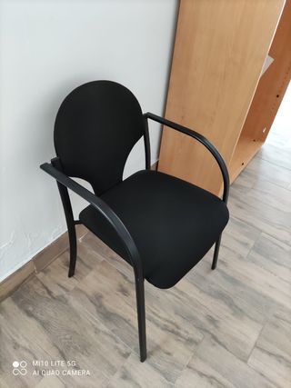 3 tavoli da ufficio e 2 armadi 3 poltrone girevoli
