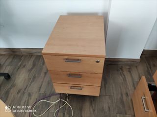 3 tavoli da ufficio e 2 armadi 3 poltrone girevoli