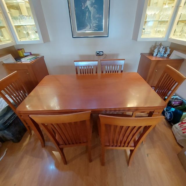 Mesa de comedor con 6 sillas de madera