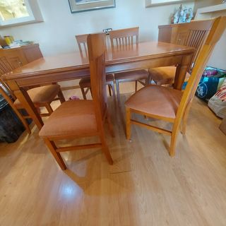 Mesa de comedor con 6 sillas de madera