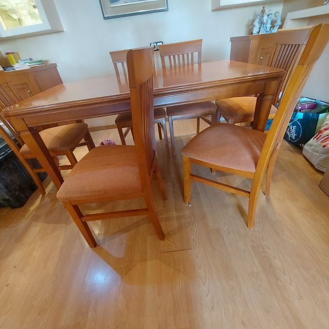Mesa de comedor con 6 sillas de madera