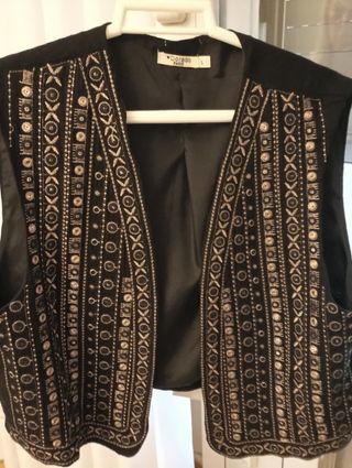 Chaleco negro con adornos dorados