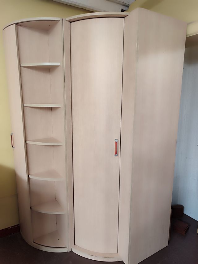Armario esquinero beige 