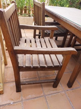 Mesa de madera con sillas
