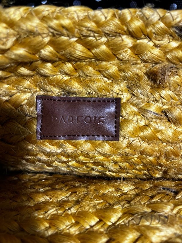 Bolso de mimbre amarillo con borla