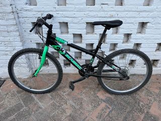Bicicleta BMX Negra y Verde