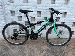 Bicicleta BMX Negra y Verde
