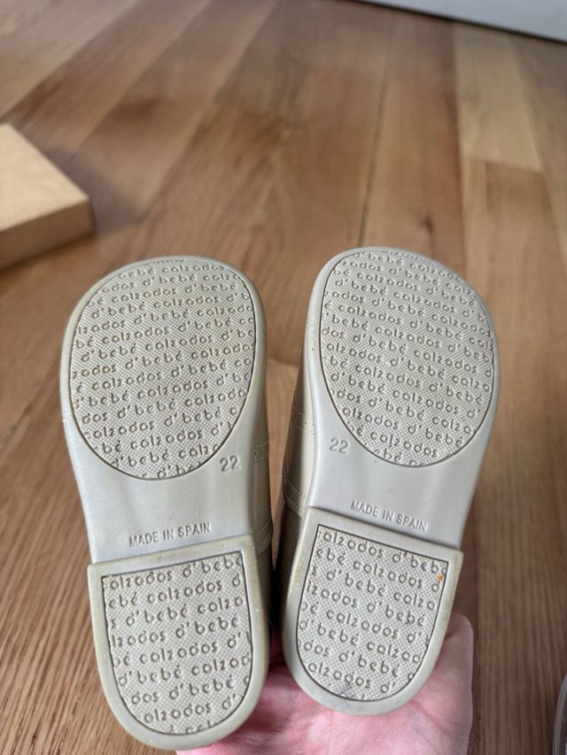 Zapatos piel bebé beige talla 22