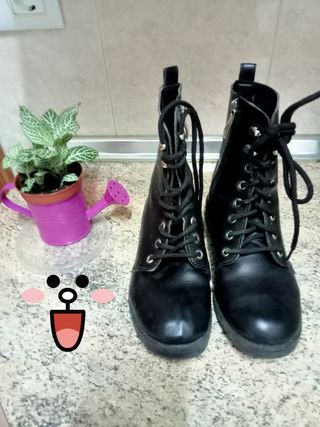 Botines negros con cordones