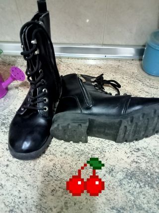 Botines negros con cordones