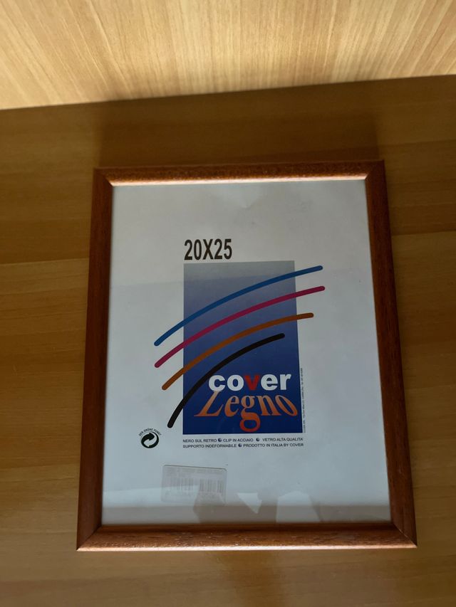 Cornice 20x25 in legno con vetro