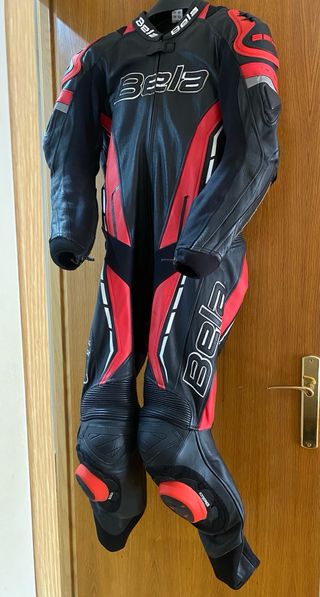 Mono y botas de moto Bela