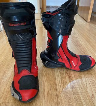 Mono y botas de moto Bela