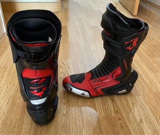 Mono y botas de moto Bela