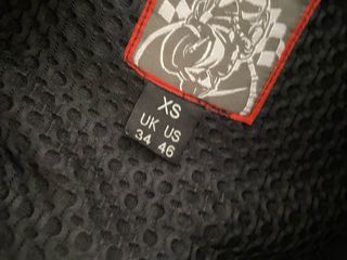 Mono y botas de moto Bela