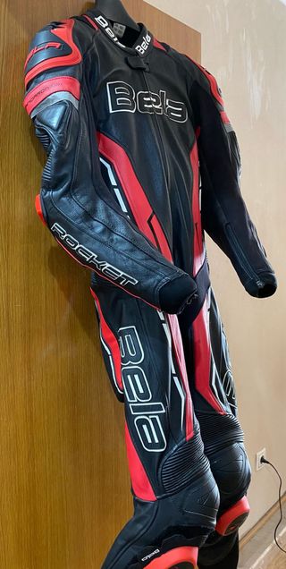 Mono y botas de moto Bela