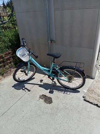 Bicicleta infantil azul con cesta