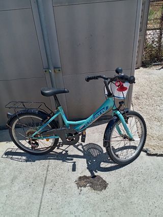 Bicicleta infantil azul con cesta