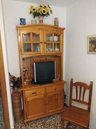 Mueble vitrina y cajonera de madera