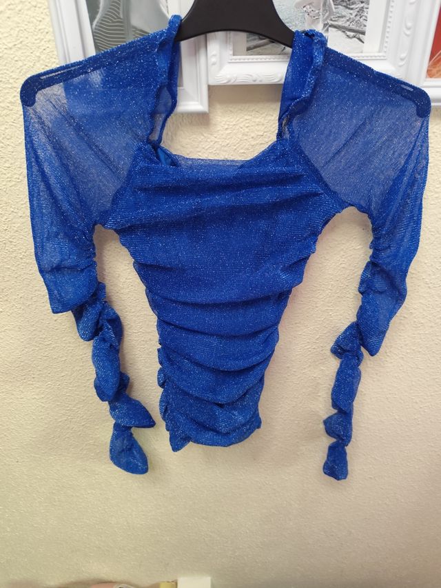 Top azul brillante ajustado con mangas