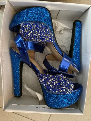 Zapatos de tacón azul con brillos