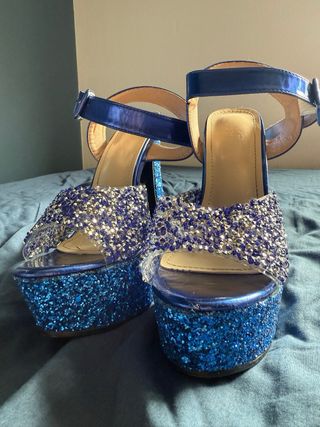 Zapatos de tacón azul con brillos