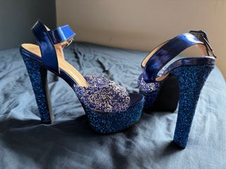 Zapatos de tacón azul con brillos