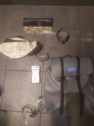 Bolso de mano gris y negro