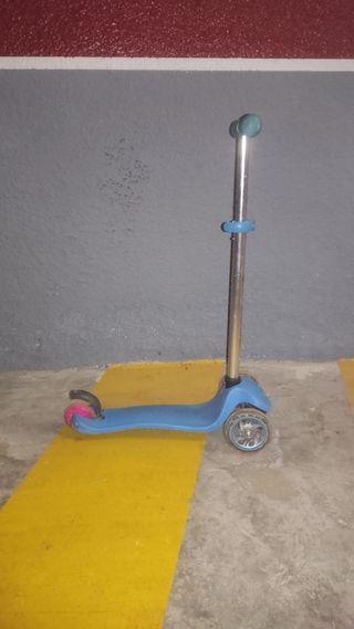 Patinete azul para niños pequeños