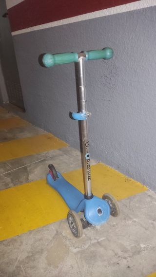 Patinete azul para niños pequeños
