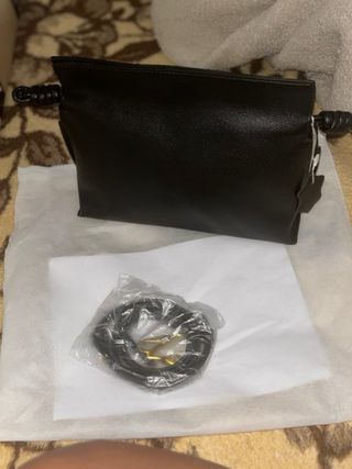 Bolso negro con correa
