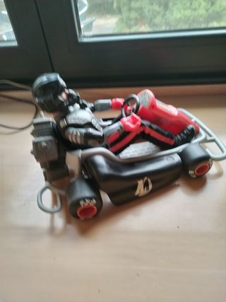 Coche action man y muñeco