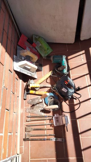 Herramientas de albañilería y taladro