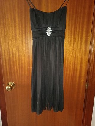 Vestido de fiesta negro con detalle de pedrería