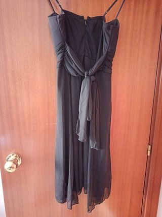 Vestido de fiesta negro con detalle de pedrería