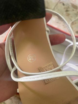 Sandalias de tiras blancas