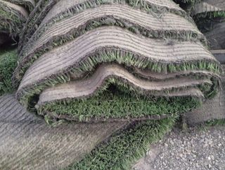 Césped artificial verde