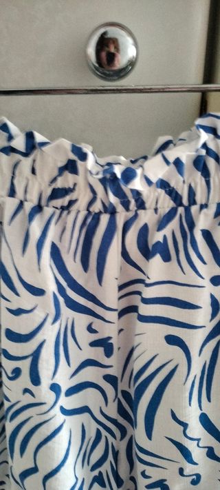 Pantalón corto estampado azul y blanco