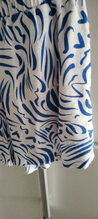 Pantalón corto estampado azul y blanco