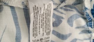 Pantalón corto estampado azul y blanco