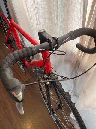 Bicicleta de carretera Pinarello Roja