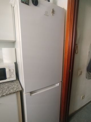 Nevera Congelador Indesit Blanca