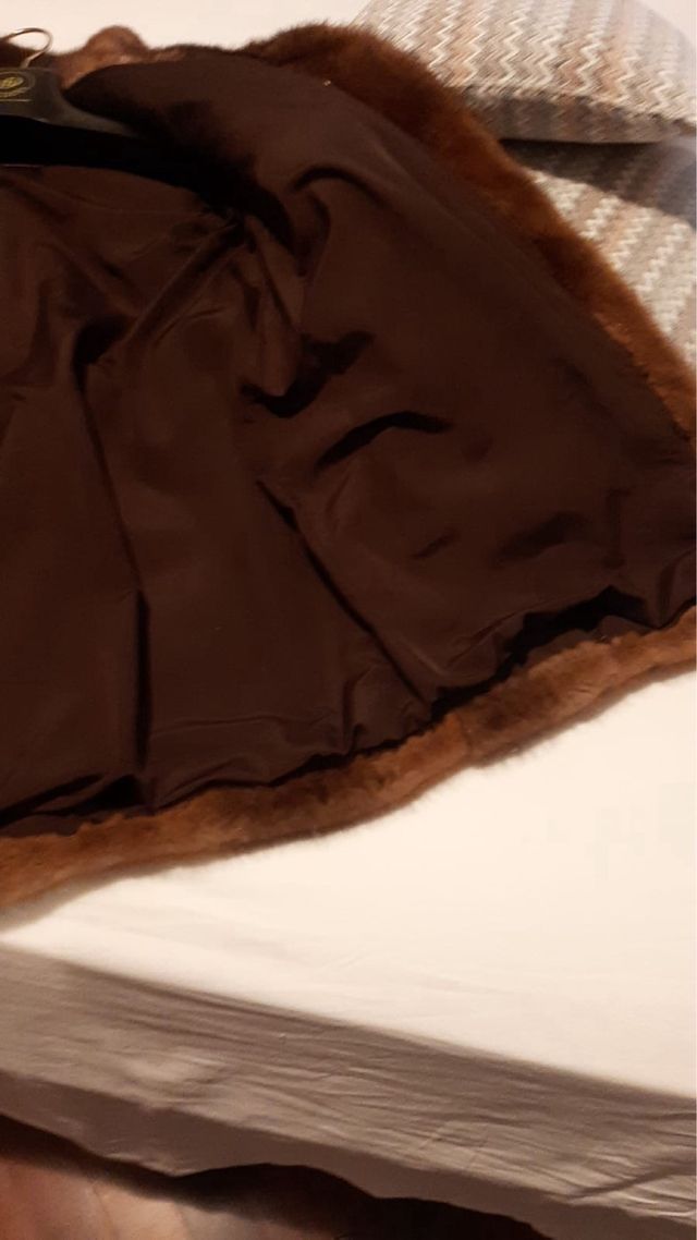 Pelliccia marrone con bottone