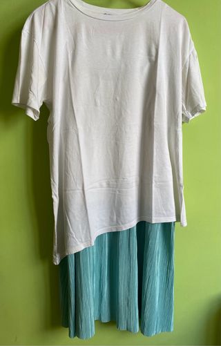 Vestido asimétrico con camiseta blanca