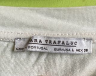 Vestido asimétrico con camiseta blanca