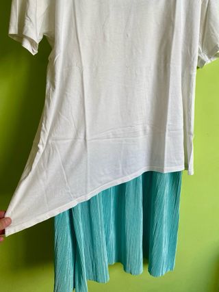 Vestido asimétrico con camiseta blanca