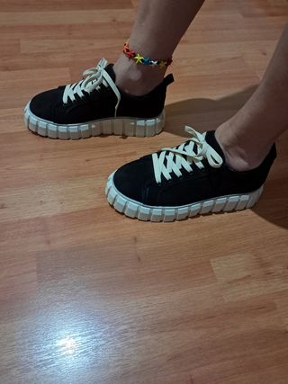 Zapatos casuales negros con suela blanca
